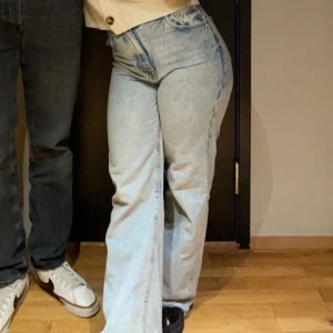 Vida jeans  - Vida jeans från zara i storlek 38, knappt använda och nypris 429kr🦋 hör av er vid minsta intresse eller fundering 🥰