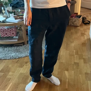 Linnebyxor Zara herr - Mörkblå linnebyxor från Zara. I princip i nyskick. Ett måste nu på sommaren!