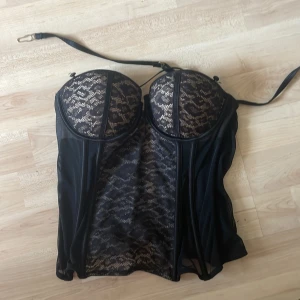 Korsett - Säljer denna då den inte kommer till användning längre! Köpt på humana tror jag :)