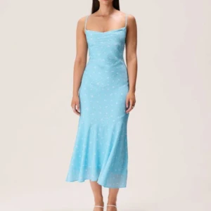 Adoore klänning - Storlek 38, som en small å storlek går också justera band där bak så passar dom flest. Endast testad. Nypris 1495. 