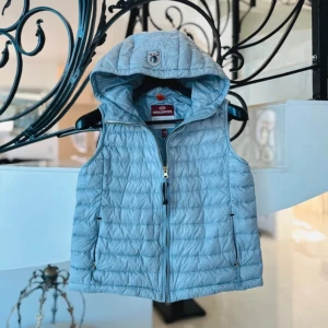 Parajumper väst - Bara provad, säljer för fel storlek. Annars jätte fin blå väst för sommaren. Storlek M fast passar som S. Äkta Pris kan diskuteras 