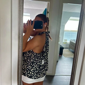 Halter neck trendig topp zara silk - Helt ny och slutsåld, passar allt från XS-M men är i storlek M. Budgivning sker om fler är intresserade ❤️