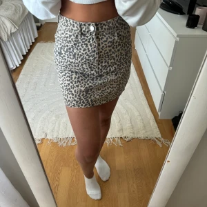 Jeanskjol - Jeanskjol i leopardmönster från Gina Tricot. Färgen är lite urtvättad men annars inget fel på den. Säljer då den inte kommer till användning längre🐆