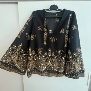 Blus med paljetter  - Blus med paljetter ifrån boohoo i storlek 36.Använt fåtal gånger. 