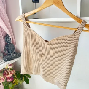 Ribbat linne - Supersöt ribbat linne som är perfekt till sommaren, det är väldigt fin kvalite på den och den är förbrukad en gång där av priset. Pris går även att diskuteras. 