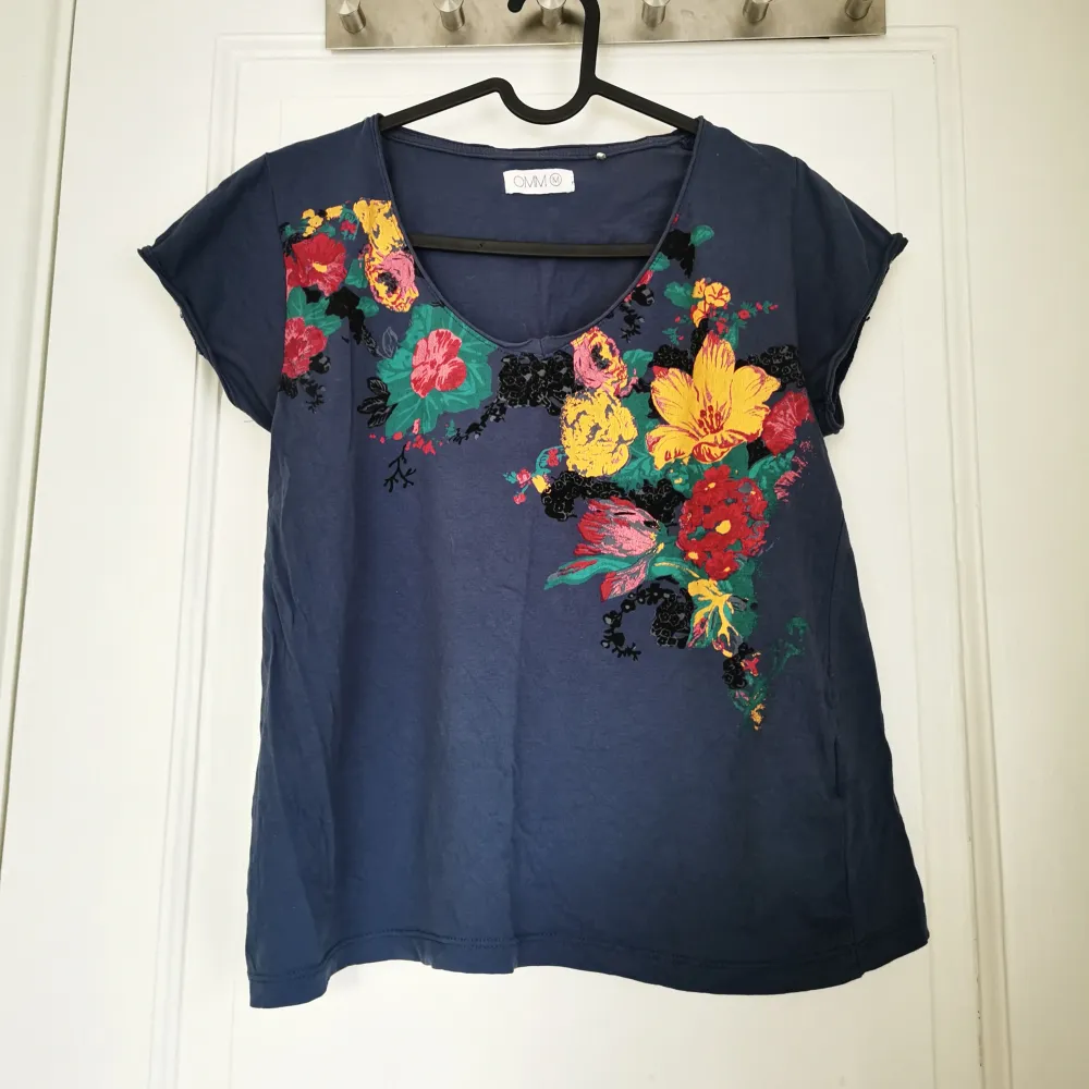 Size M, but I would say a small M. Painted by hand. It's in perfect condition but there are some marks in the paint (see pic 3). Super nice quality . T-shirts.