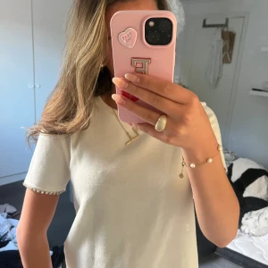 Stickad T-shirt med diamanter - Säljer nu min otroligt söta tröja från Zara med diamanter i slutet av armarna då den tyvärr inte riktigt va min still, aldrig använd och är i nyskick!💗