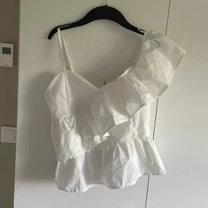 Topp - En fin sommartopp som har blivit förliten.Nypris 100kr! Köparen betalar 50+frakt🩷