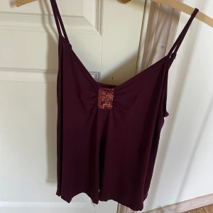 Linne med paljetter  - Från Lindex. Storlek L. Passar på M med.  Väldigt fint skick, som ny skulle jag säga. Justerbara axelband. 