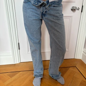 Lågmidjade jeans - Fickorna är pyttelite råda i färgen på insidan men syns inte, så snygga