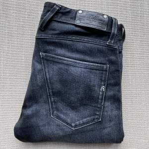 Replay anbass - Tja! Säljer nu dessa Replay anbass hyperflex i en otroligt snygg och populär färg! | Storlek: 30/32 | Skick: 9.5/10, ny skick | Nypris = 2000kr, mitt pris, 699kr