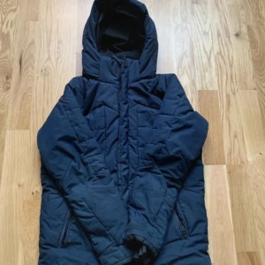 Peak performance - Peak performance jacka till barn med lite smutsiga fläckar som enkelt går bort med papper och tvål. Storlek 160 och i almänt bra skick. Skicka om ni har fler frågor och priset är diskuterbart!!