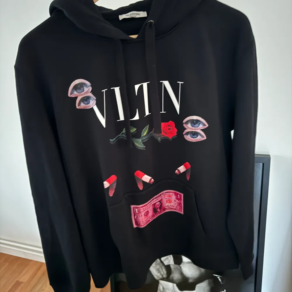 Säljer nu denna riktigt snygga valentino hoodie. Hoodien är helt ny. Går att köpa via swish, klarna & mm på bhp-store.se. Hoodies.