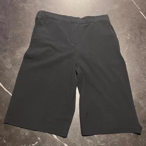 b.young shorts - Snygg och sköna shorts från b.young! | Använda men bra skick | Polyester, viskos och elastan blandning | Storlek 42  | 🤝🤝🤝
