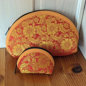 Vintage necessär väska/mynt väskan/ orange och rödfärg - Unikt vintage liten väska med liten plånbok Innuti I fint begagnat skick Mått: små väska längden ca 10 cm Bredd ca15 cm Den lila plånbok innuti längden ca 5 cm Bredd 6 cm, kontakta mig för flera bilder 