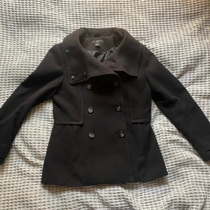 Kappa  - Kort svart kappa från hm. Jättefin men vill ha en större. Bra skick förutom en tråd som gått upp lite. Kan mötas i Stockholm😍😍