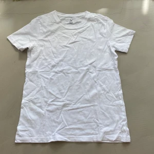 Vit T-shirt SOC stadium  - T-shirt från SOC stadium, barn str 146/152💕