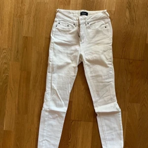 Vita jeans  - Vita jeans från pieces i nyskick. Använd fåtal gånger. Storlek xs. Mycket stretchiga.  