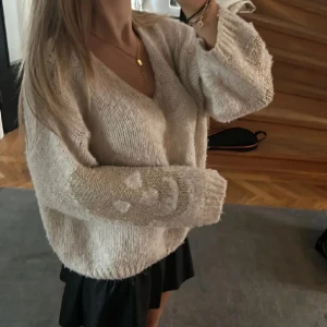 Super fin stickad tröja  - Från Wonderlust, strl S, super coola döskallar på ärmarna!!