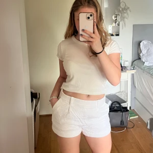 Vita DVF gillian shorts - Diane von Furstenberg Gillian Shorts. Material med textur, sitter jättebra! Sparsamt använda. 98% Bommul 2% elastane. Resell price brukar va högre men är i behov av snabb affär 😊 Köparen står för frakt.