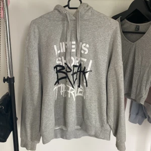 Hoodie - Supersnygg hoodie från new yorker🩷Tvättas och stryks innan jag postar💕Storleken är L men känns som S.