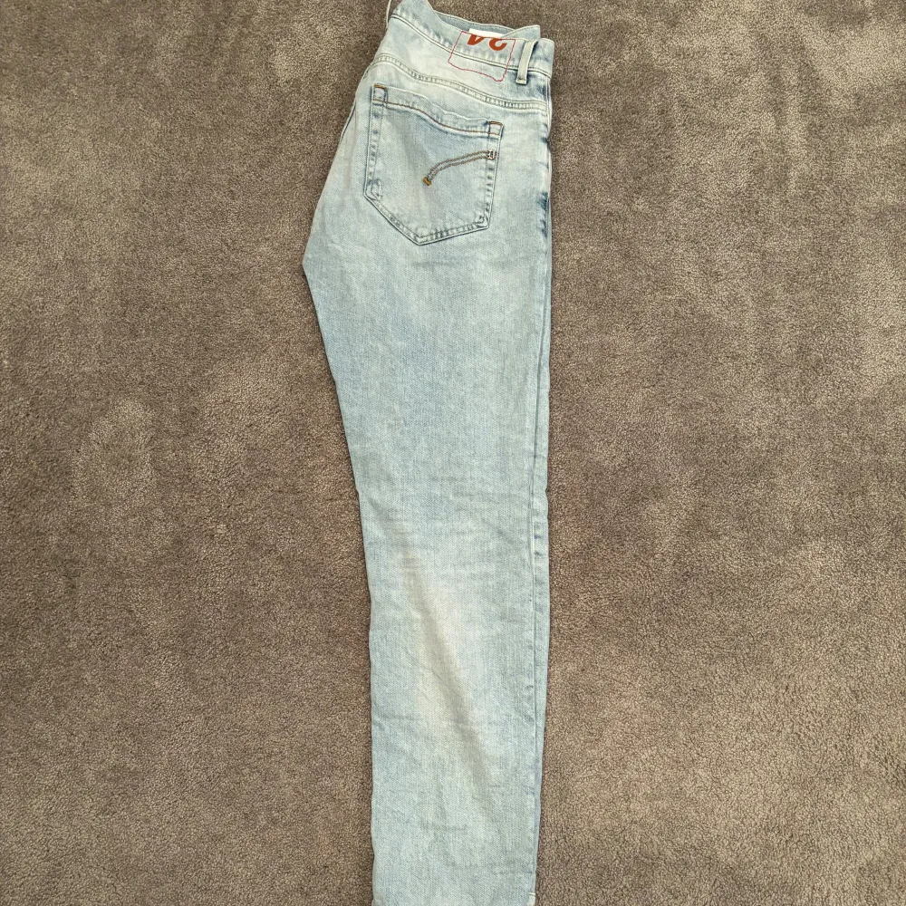 Trendigaste jeansen på marknaden! Hej, Säljer nu dessa sjukt snygga dondup jeans som är perfekt till våren och sommaren  Storlek= 34   Skick= 10/10 (helt nya) Ny pris= 4000 kr Säljs för= 799 kr. Jeans & Byxor.