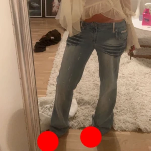 Low waist jeans  - Säljer dessa unika vintage low jeans, storlek M. 