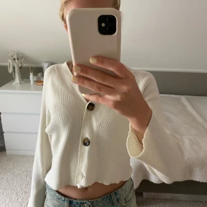 Créme vit kofta - Super fin crème vit, trendig kofta från Zara som tyvärr är för liten för mig. Fint skick!💕  (Passar nog XXS också!)