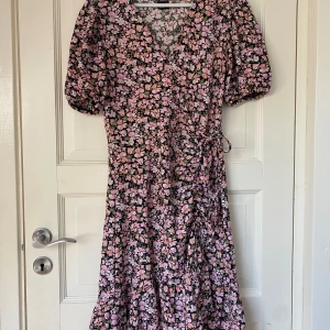 Rosa Klänning  - En väldigt gullig klänning i bra skick som jag endast använt två gånger, bra skick. Den är tyvärr för liten för mig men passar perfekt till sommaren. Är i storlek M men passar även S.