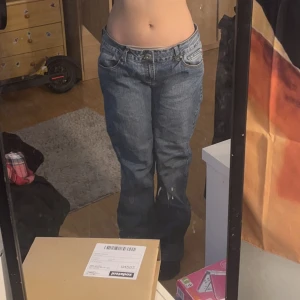 Elius low Waist Jeans  - Vintage low waist jeans från märket ELLUS, säljer på grund över att midjan sitter för löst. Ställ gärna frågor om ni har det!