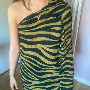 Superfin helt ny zebra klänning!!🩷 - En helt oanvänd klänning med ett trendigt mönster🤗fin att använda på sommaren men även  på hösten. 