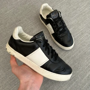 Valentino Flycrew - Säljer dessa stilrena svarta Valentino Flycrews | Storlek 38,5 sitter lite större | 8/10 Skick (1nit borta) | Ingår: Extra Snören | Hör av dig vid minsta lilla fundering! ✌️