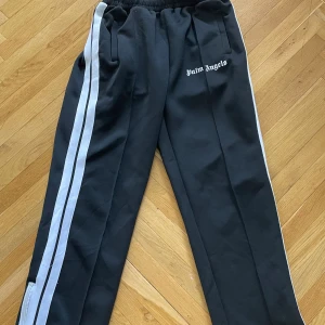 Palm angels byxor - Jättefina svarta Palm angels byxor som knappt kommer till användning längre. Det är storlek L men passar även för M, skriv gärna vid intresse eller frågor 