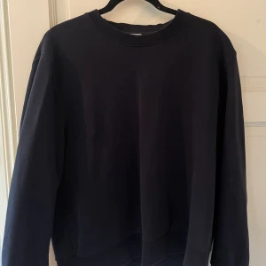 Filippa K ”Gustaf” Sweatshirt - Filippa K ”Gustaf” Sweatshirt Använd fåtal gånger Size L  349kr