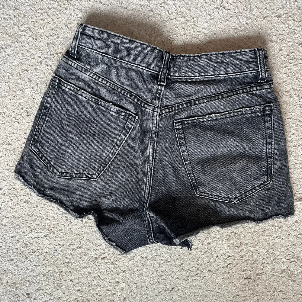 Jeans shorts från zara, använda få gånger, pris kan diskuteras🥰. Shorts.
