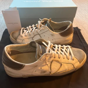 Phillip Model - Tja, säljer ett par riktigt snygga Models med skicket 8/10. Box och alla tillbehör till skorna medföljer och kontakt gärna vid intresse av köp😁