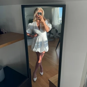 Klänning - Klänning från zara i storlek M. Inte använd, prislapp kvar :)