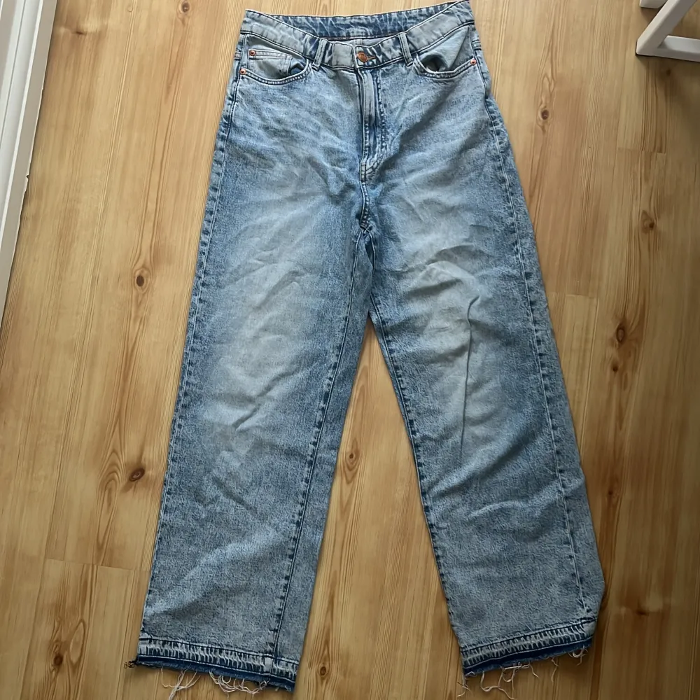 lightwash wide leg baggy jeans,, längden på dem är 100cm 🙌 . Jeans & Byxor.