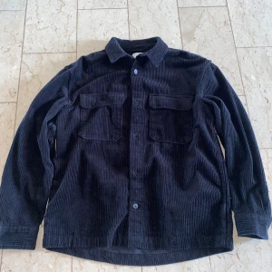 Overshirt från H&M - En overshirt i manchestermaterial i storlek S🔥Aldrig använd och snyggt över på sommaren! Kontakta vid minsta fråga🔔