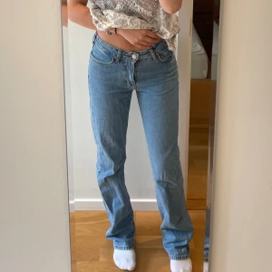 Low Waist jeans - Lågmidjade blå jeans från Bikbok i fint skick ❣️