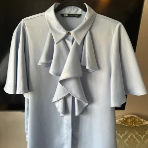 Blus från zara  - Stilren ljusblå blus från zara, använd 1 gång i fint skick 💙🦋