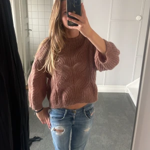 Trevkvart ärlas skickad tröja - Jätte mysig brun stickad tröja som tyvärr inte kommer till nån användning😊den är i storleken Xs men är tror i storleken så funkar ända upp till L! Nypris 2000kr jag säljer för 450😊