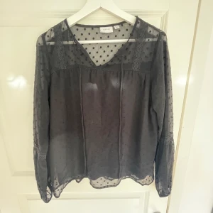 Vila Blus - snygg svart blus från Vila! använd vid två tillfällen så väldigt bra skick!