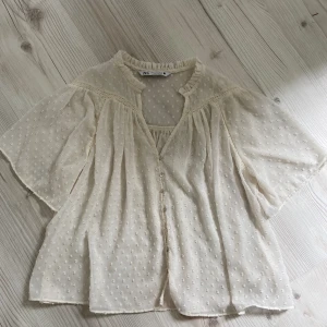 zara blus - Säljer min superfina blus från zara då den inte kommer till användning längre. Köpt för 349. Slutsåld på hemsidan. Skriv privat vid ytterligare frågor. PRISET KAN DISKUTERAS VID SNABB AFFÄR!💕💕