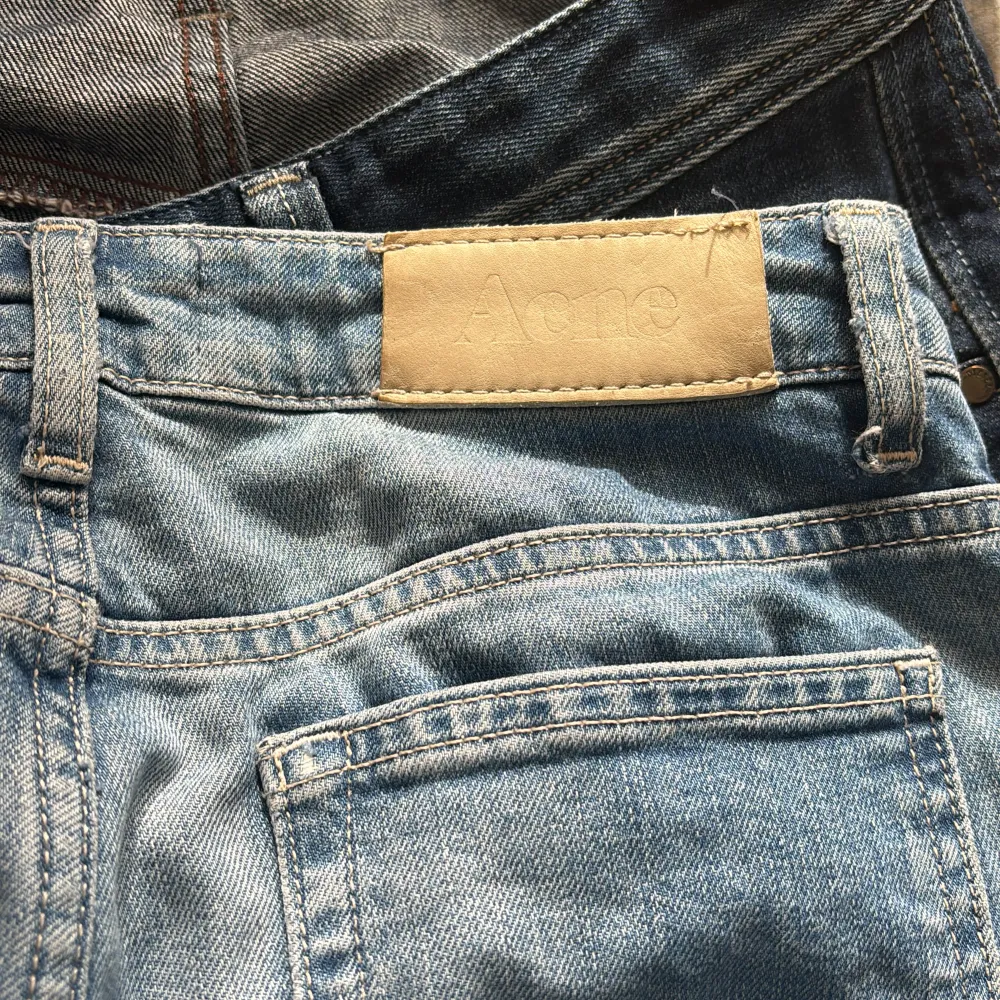 Skit snygga acne jeans. Vill bara få bort allt från garderoben så säljer allt till billigt pris. Jeans & Byxor.