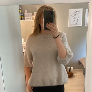 Stickad t-shirt - Säljer denna jättefina tröjan från Chelsea som tyvärr inte kommit till användning någon gång. 