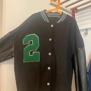 Svart jacka - En svart jacka som ha trendig förut, den är på bra stick och säljer den för har bytt stil!