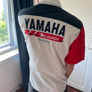 yamaha skjorta - riktigt fräsig colorblock skjorta. lite trucker/biker/bilkille vibbar 😍😍🤩 står ingen storlek, men skulle säga en L. ❗️PRIS KAN DISKUTERAS ❗️ skriv för frågor/fler bilder 🫶🏻🫶🏻