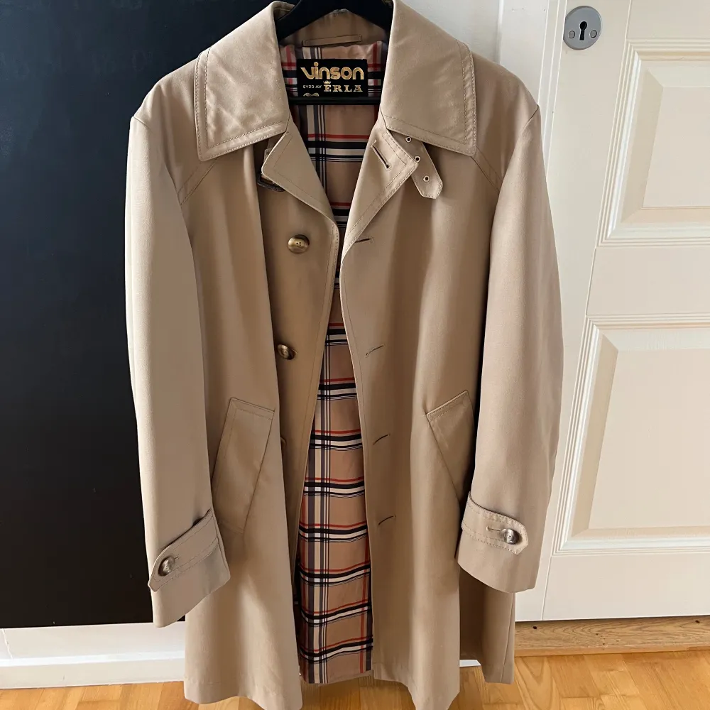 Vintage trenchcoat som jag köpte på secondhand.  Använts mycket men är fortfarande i utmärkt skick!  Priset är inte satt och kan diskuteras vid snabb affär 😁 . Jackor.