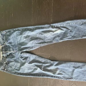 Levi’s low rise , straight leg jeans - Lite nött längst ned vid benen, köparen står för frakten💕